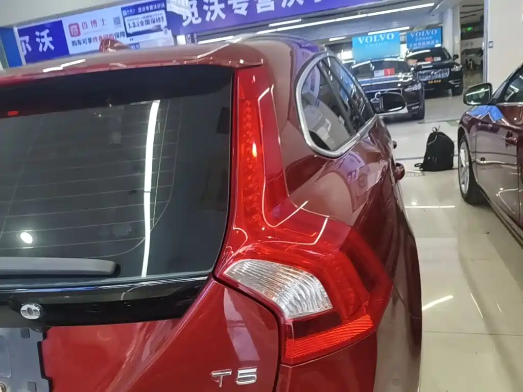 Фото 8 - Volvo V60