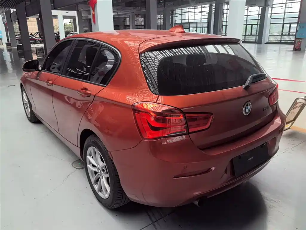 BMW 1 Series (Import) 2018 118i Leading фото 5
