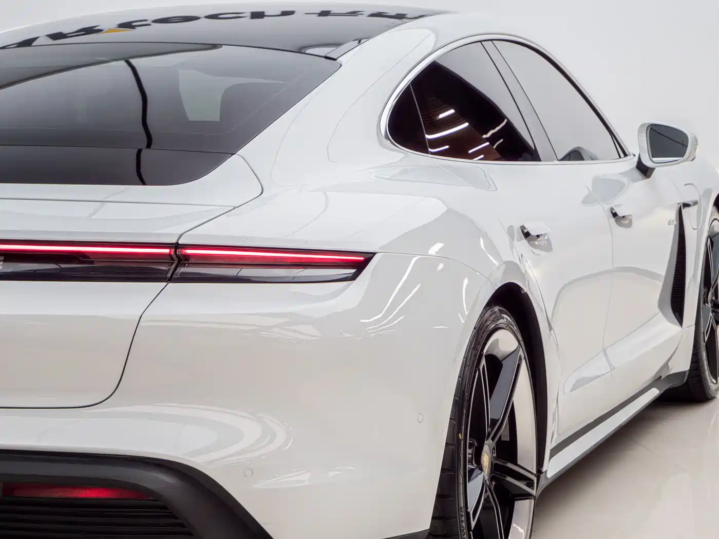 Porsche Taycan 2019 Taycan Turbo фото 10
