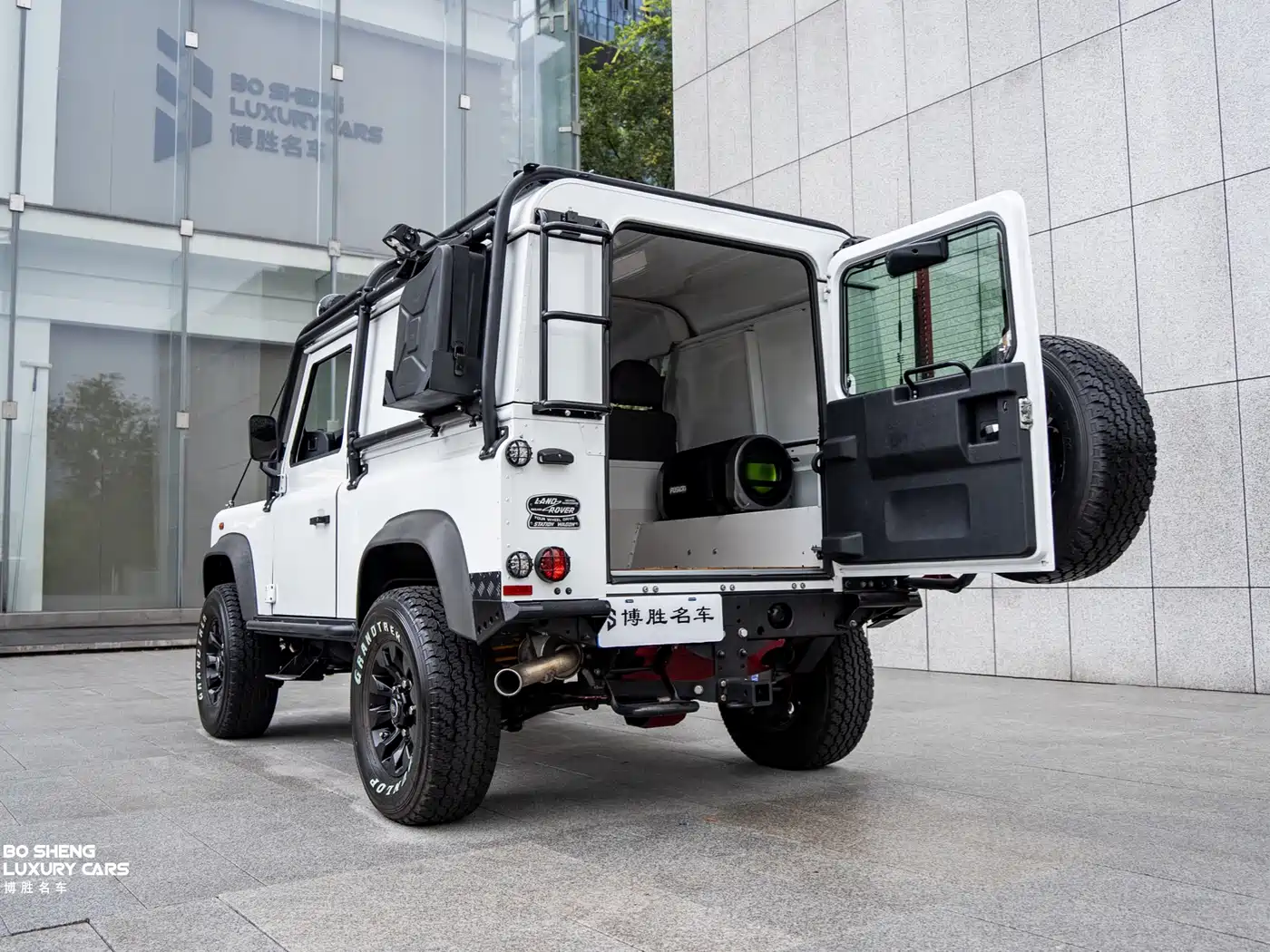 Land Rover Defender фото 28