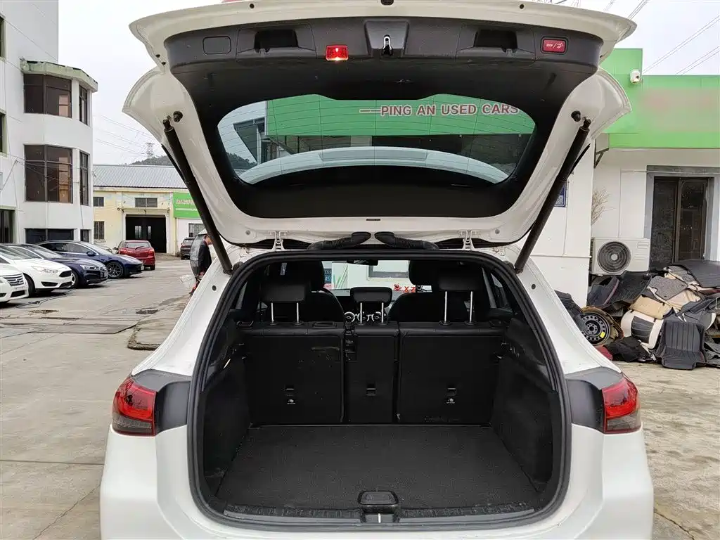 MERCEDES-BENZ GLA