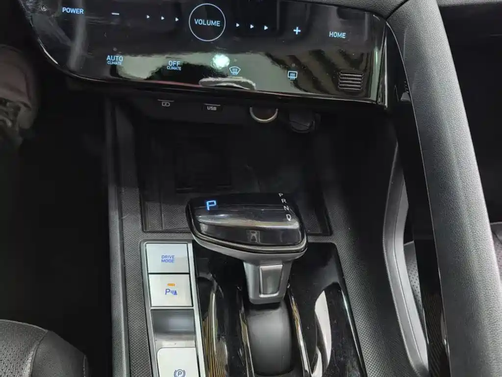 Hyundai Elantra 2022 1.5L CVT LUX Premium Edition фото 11