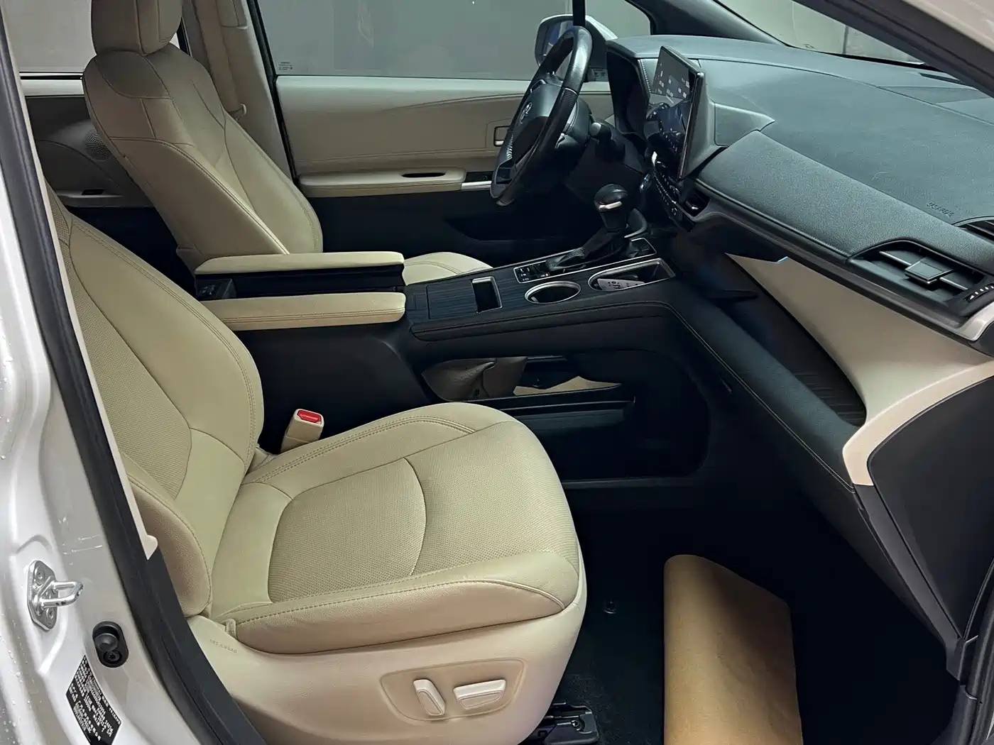 Toyota Sienna 2021 2.5L Hybrid Premium Edition фото 9