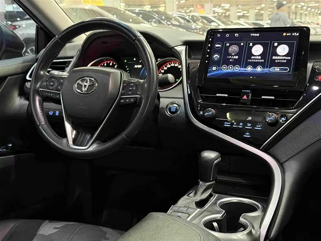 Фото 10 - Toyota Camry
