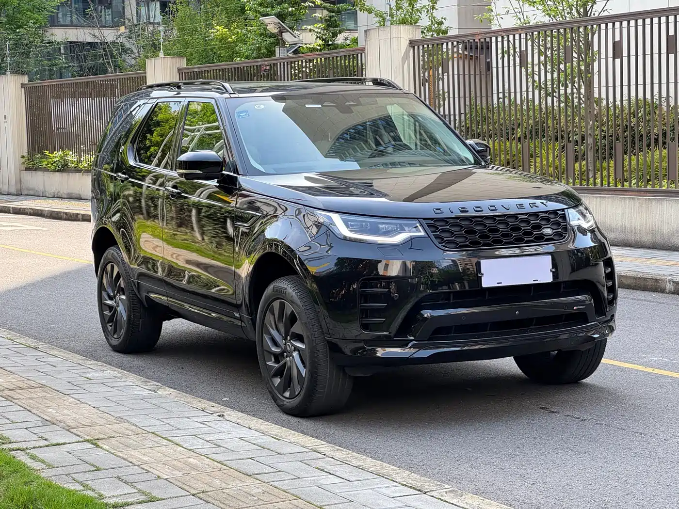 Land Rover Discovery 2023 Facelift 360PS R-Dynamic S фото 3