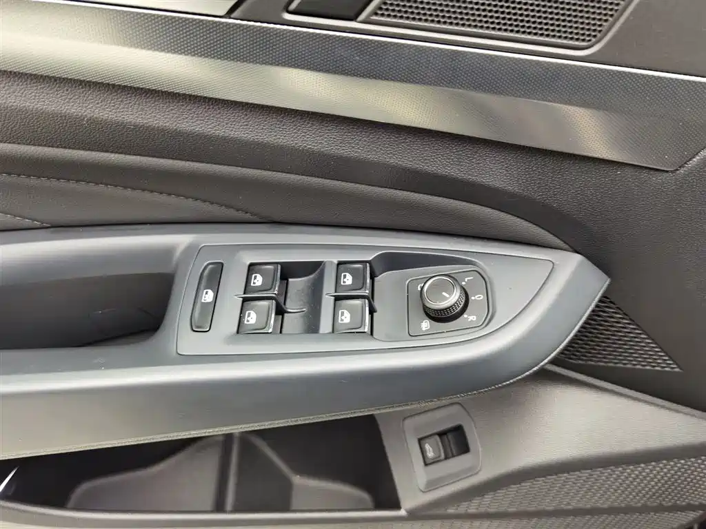 Volkswagen Passat 2022 330TSI Luxury Edition фото 9