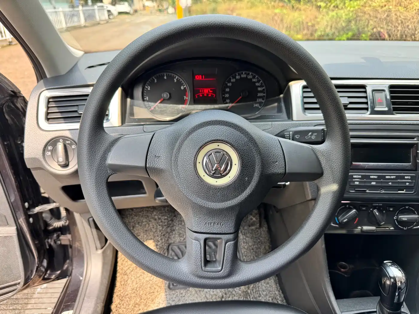 Volkswagen Santana 2015 1.6L Automatic Comfort Edition фото 15