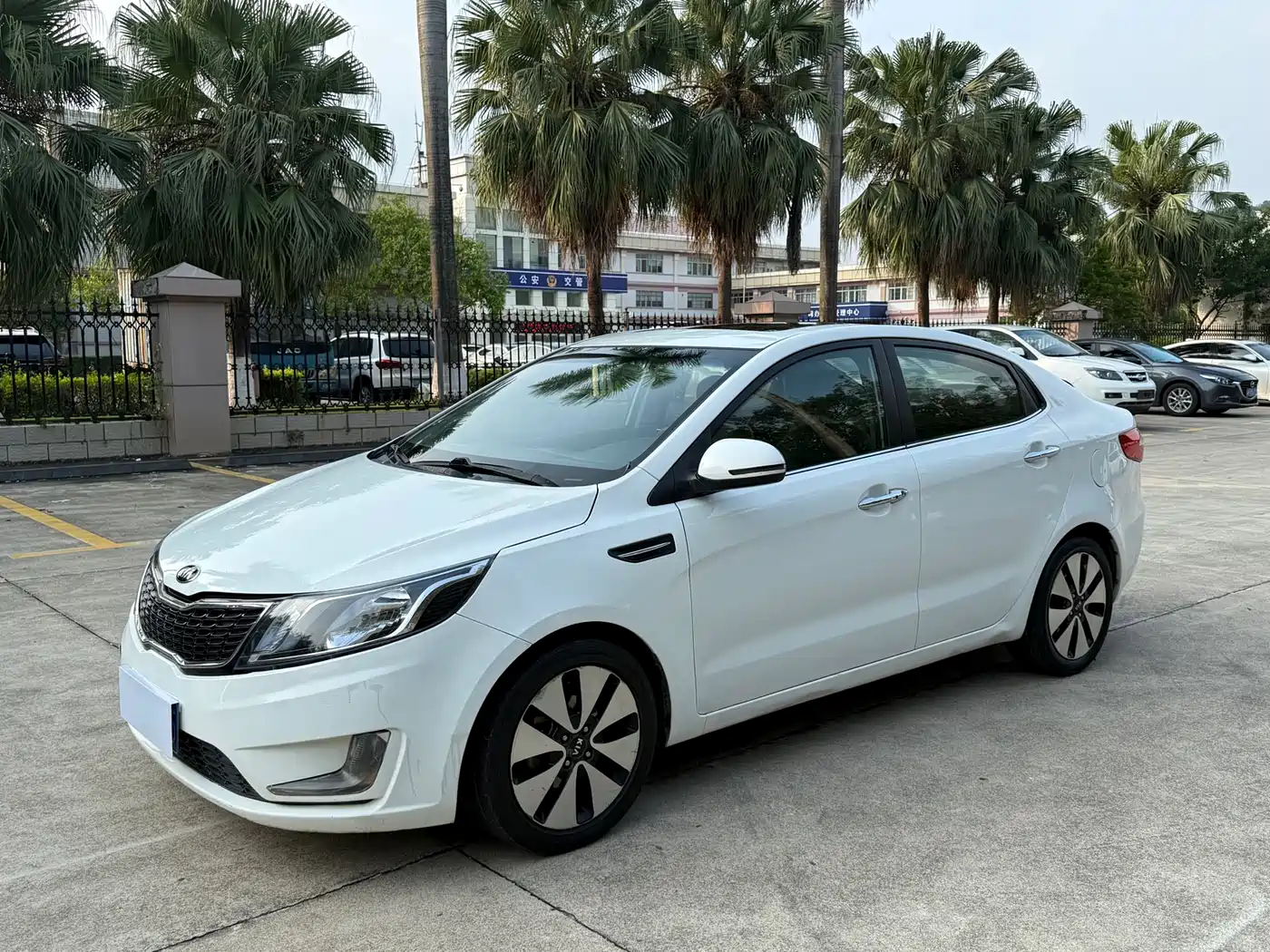 Kia K2 2013 2012 Sedan 1.6L AT Premium ECO Commemorative Edition