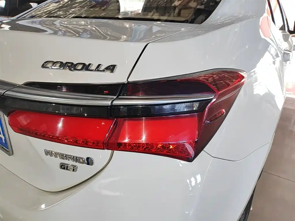 Toyota Corolla 2016 Dual Hybrid 1.8L E-CVT Elite Edition фото 8