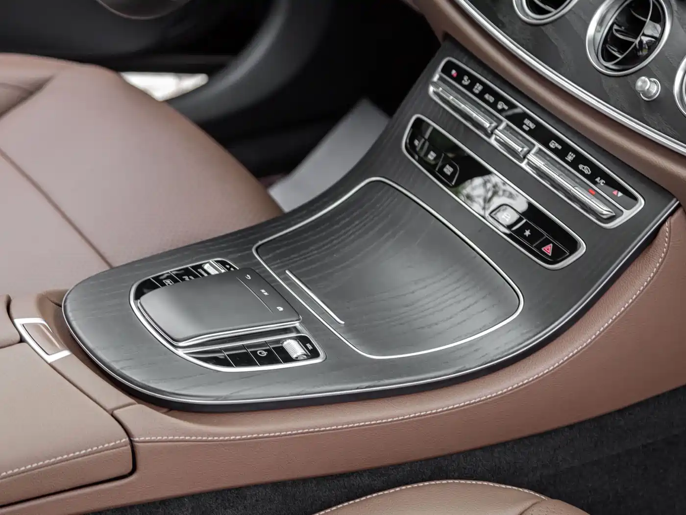 Mercedes-Benz E-Class New Energy 2023 E 350 e L Plug-in Hybrid Sport Sedan фото 8