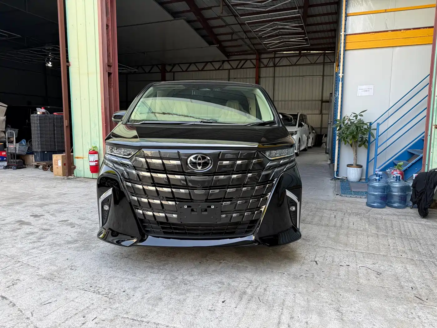Toyota Alphard 2025 Hybrid 2.5L Ultimate Gold Edition фото 2
