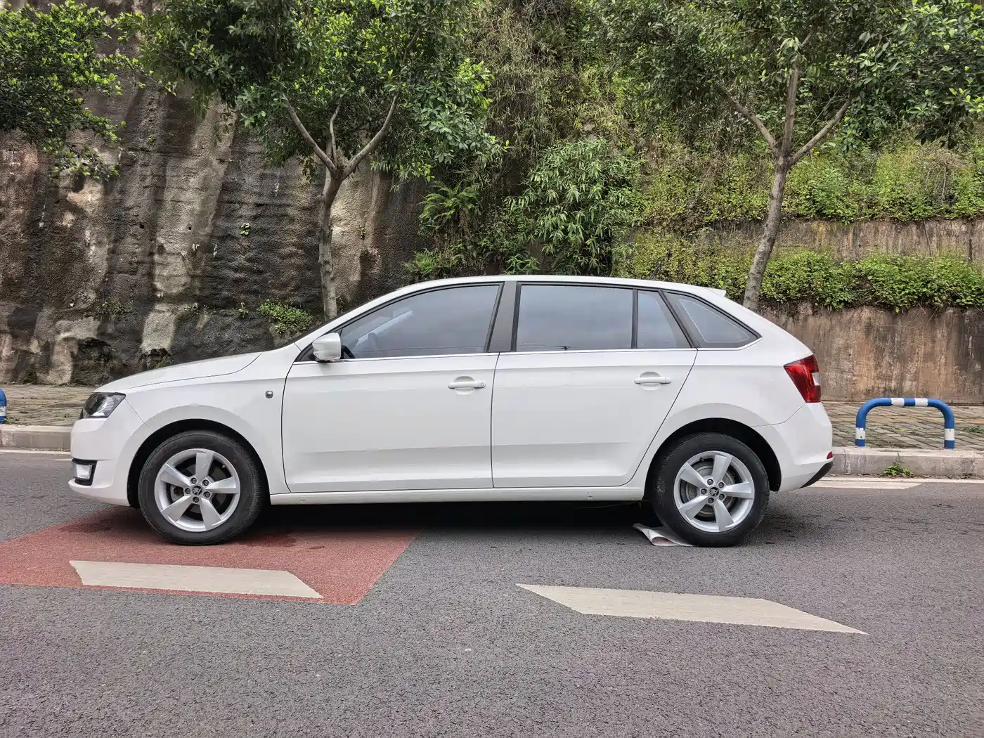 Škoda Skoda Rapid Spaceback 2016 Facelift 1.6L Automatic Innovation Edition фото 4