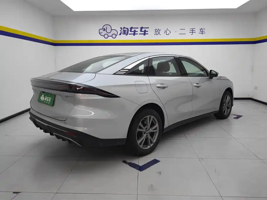 Geely Galaxy Galaxy L6 2025 EM-i 140km Explorer+ Edition фото 3