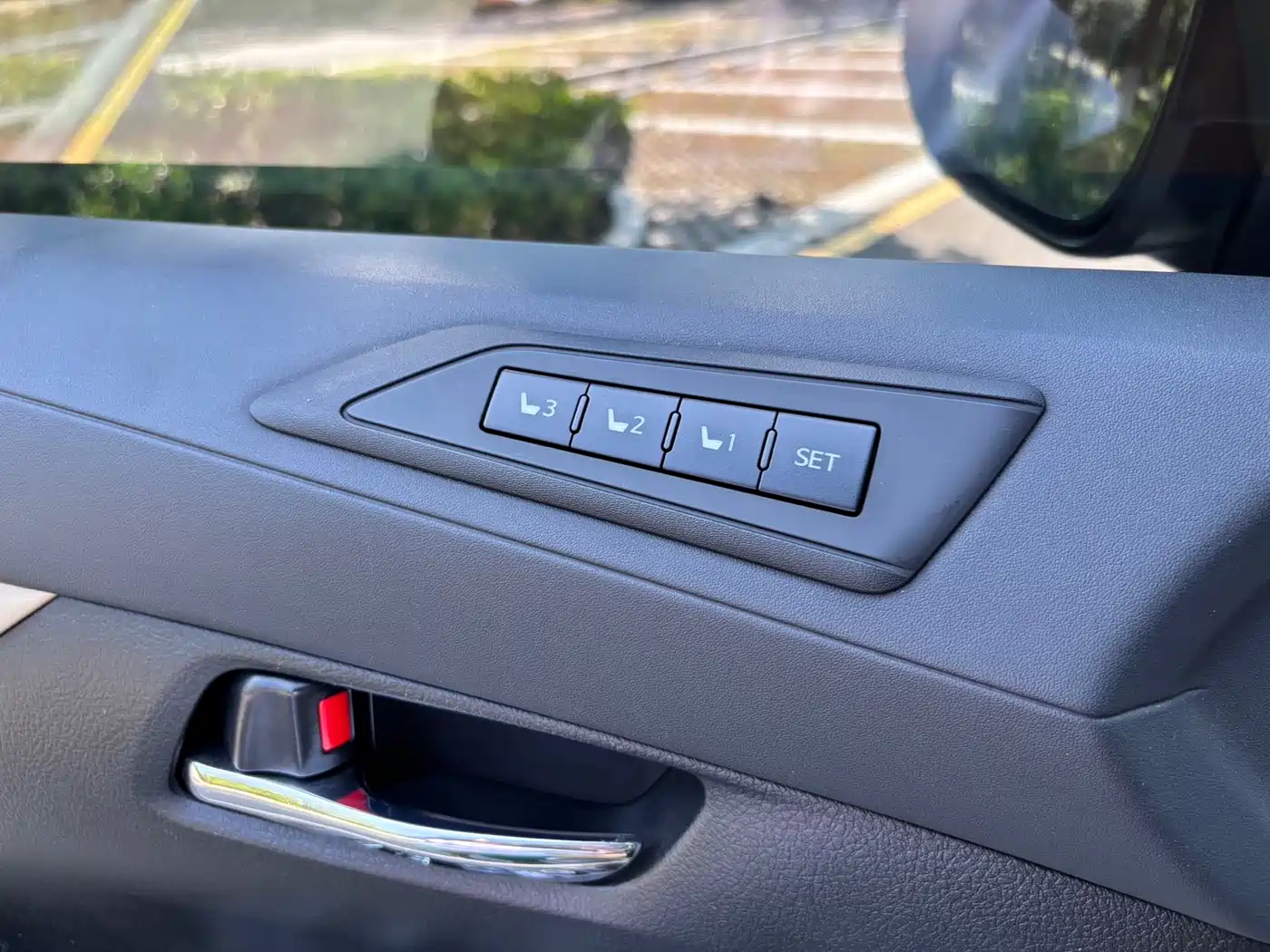 Toyota Alphard 2019 Hybrid 2.5L Luxury фото 11