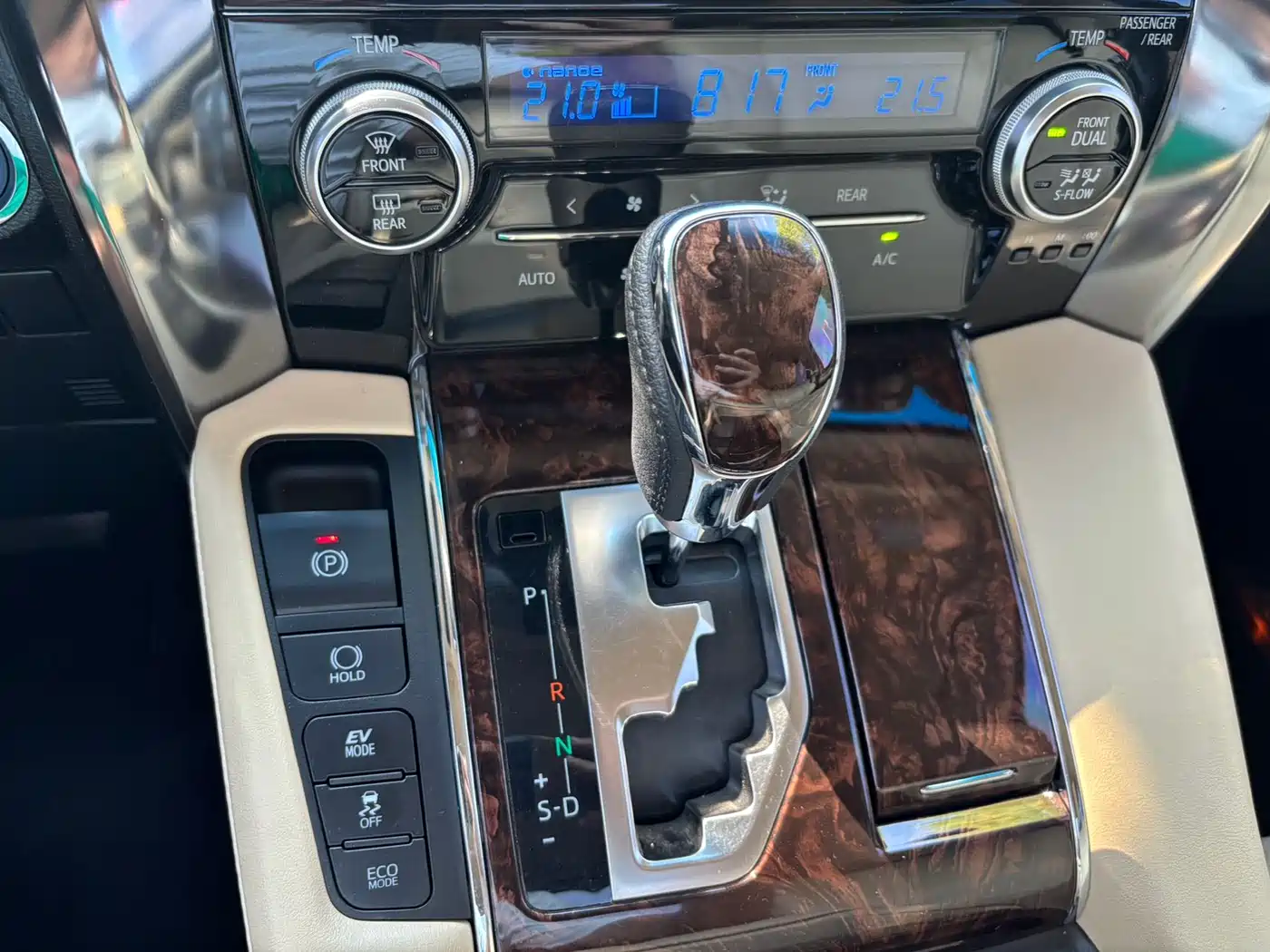 Toyota Alphard 2019 Hybrid 2.5L Luxury фото 15
