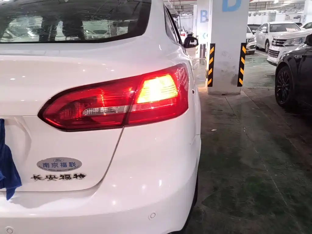 Photo 8 - Ford Focus