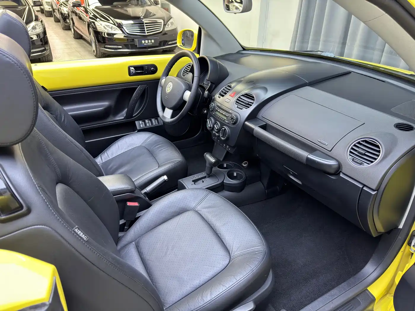 Volkswagen Beetle 2009 2.0 AT Top Convertible фото 13