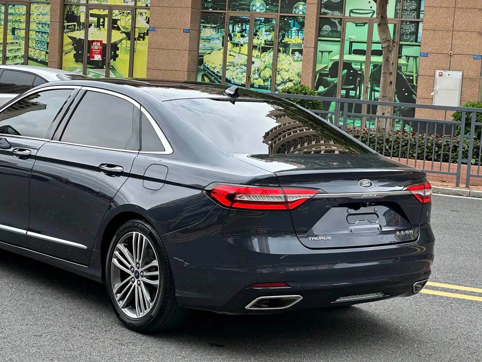 Фото 11 - Ford Taurus