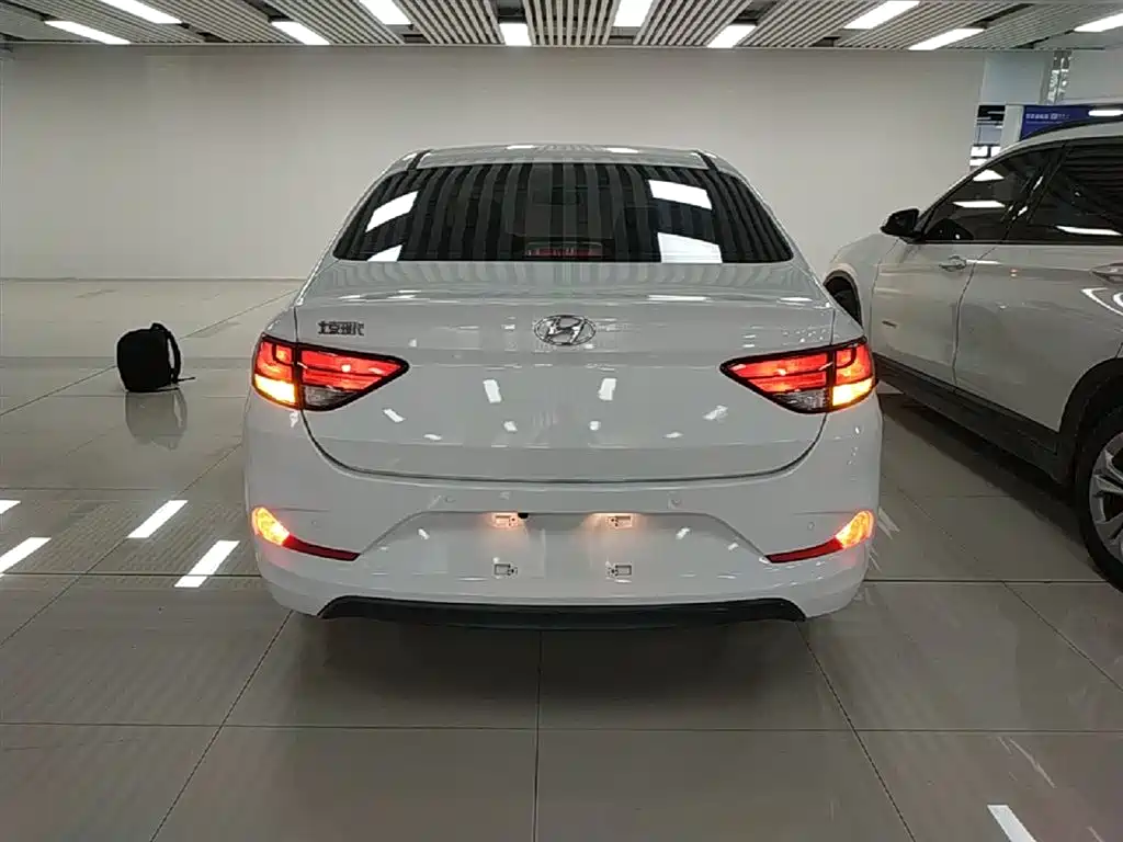 Hyundai Elantra 2018 1.6L Automatic Pleasing Edition GL China VI фото 6