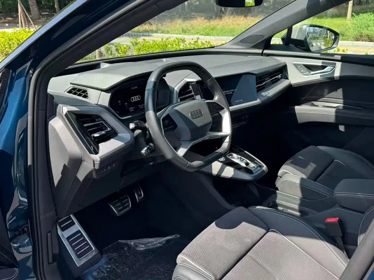 Photo 9 - Audi Q5 e-tron