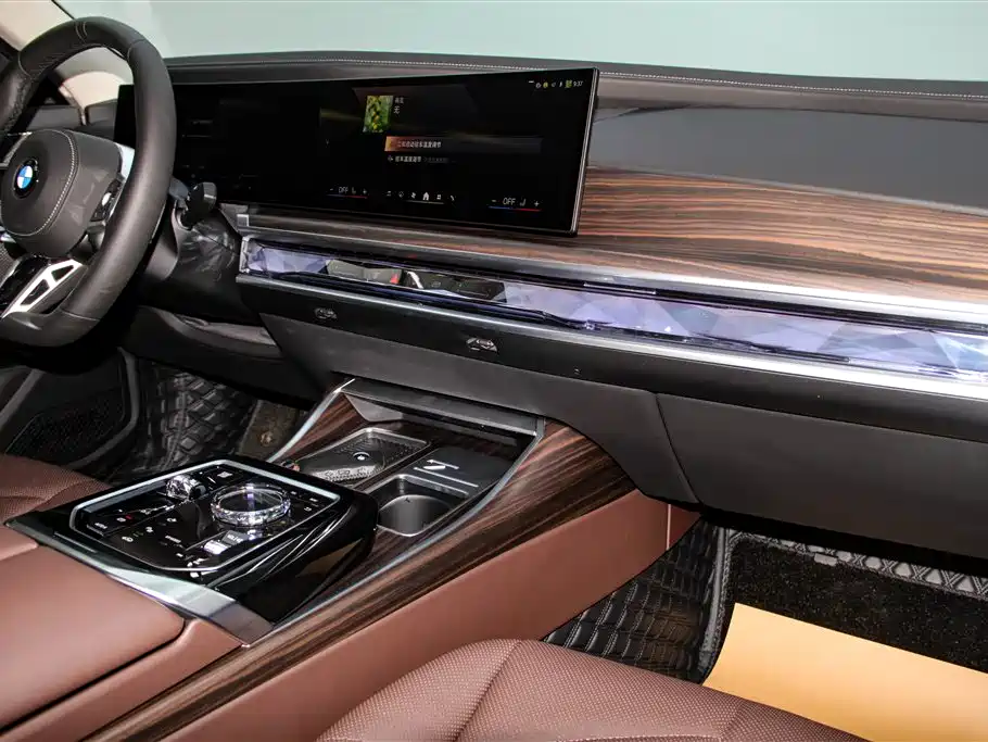 BMW 7 Series 2023 Model 735Li M Sport Package фото 25