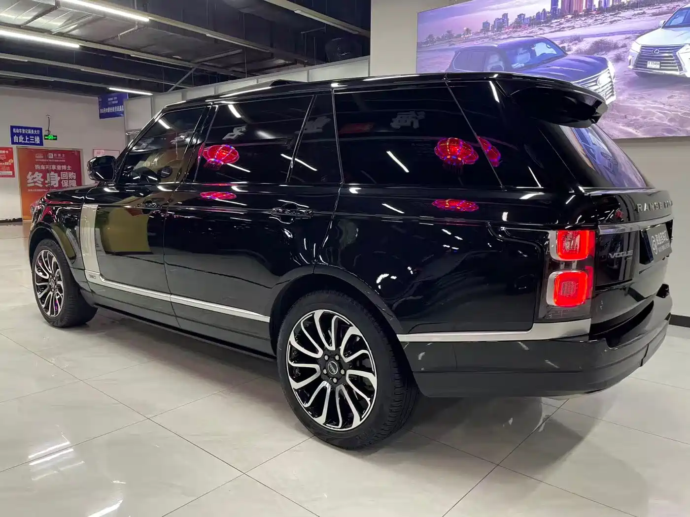 Land Rover Range Rover 2020 3.0 L6 Heritage Extended Edition фото 4