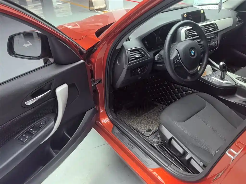 BMW 1 Series (Import) 2018 118i Leading фото 16