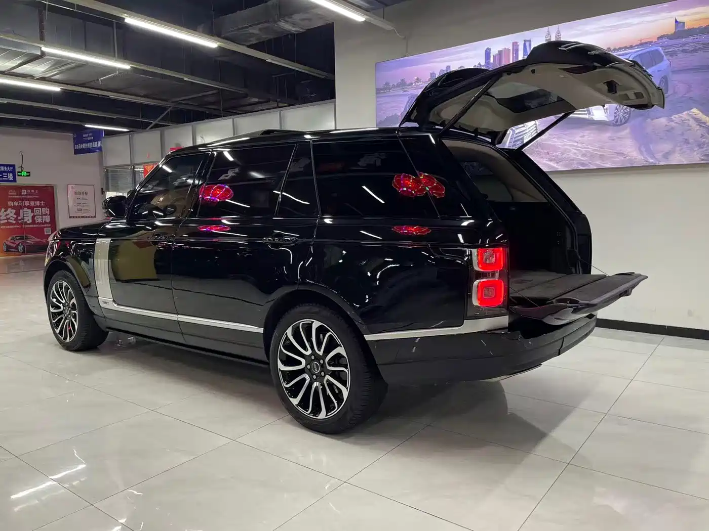 Land Rover Range Rover 2020 3.0 L6 Heritage Extended Edition фото 16