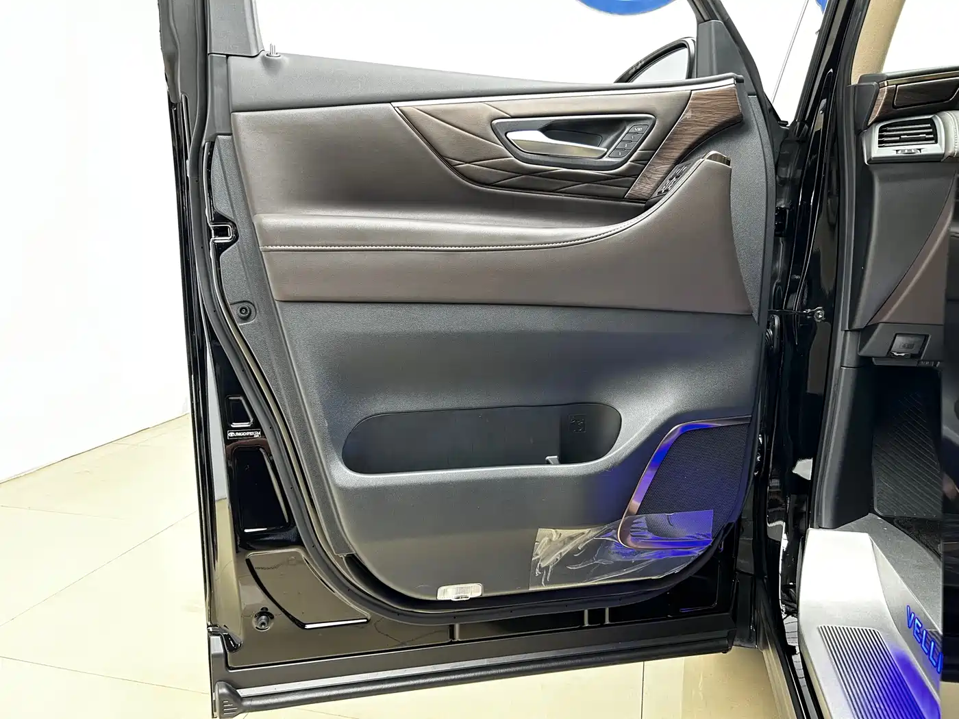 Toyota Vellfire 2024 Crown Hybrid 2.5L Executive Premium Edition фото 4