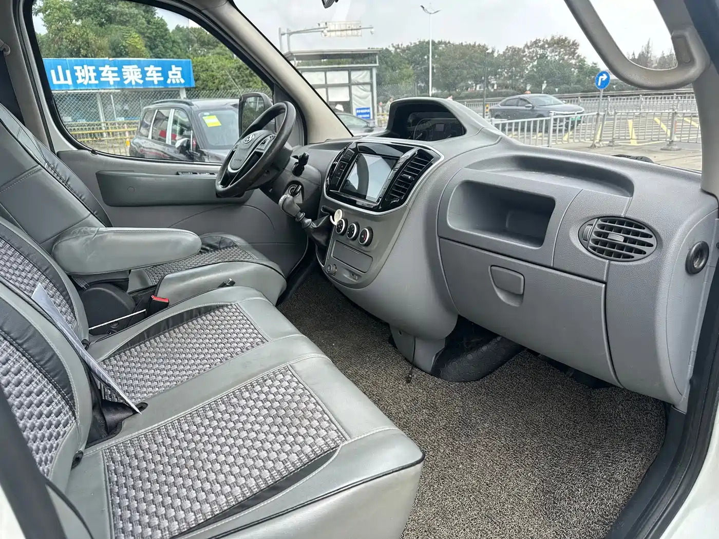 SAIC Maxus Xintu V80 2019 2.5T Classic 6-speed manual Aoyuntong modified short wheelbase ultra-low roof 5/6-seater фото 14