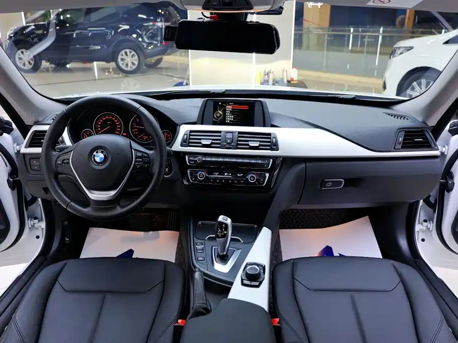 BMW 3 Series GT 2017 320i Fashion фото 19
