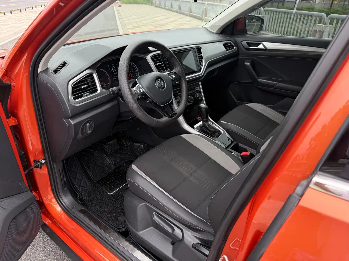Volkswagen T-ROC 2018 230TSI DSG 2WD Progressive China VI фото 10