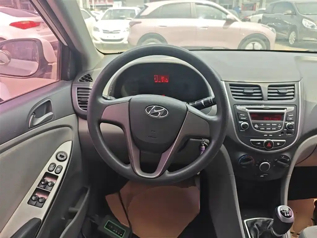 Hyundai Verna 2014 1.4L Manual Smart GLS фото 11