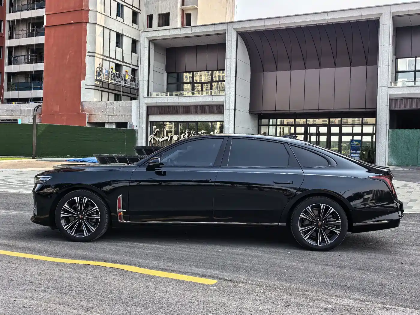 Фото 13 - Hongqi H9