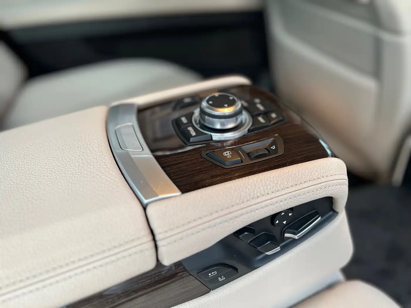 BMW 7 Series 2010 4.4T Hybrid фото 15
