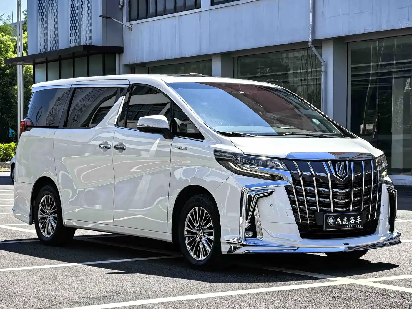 Toyota Alphard 2019 Hybrid 2.5L Luxury фото 3