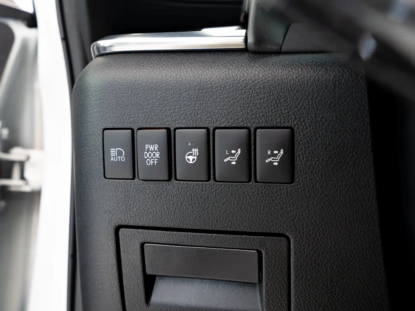 Lexus LM 2020 300h Seven-Seater Elegance Edition фото 6