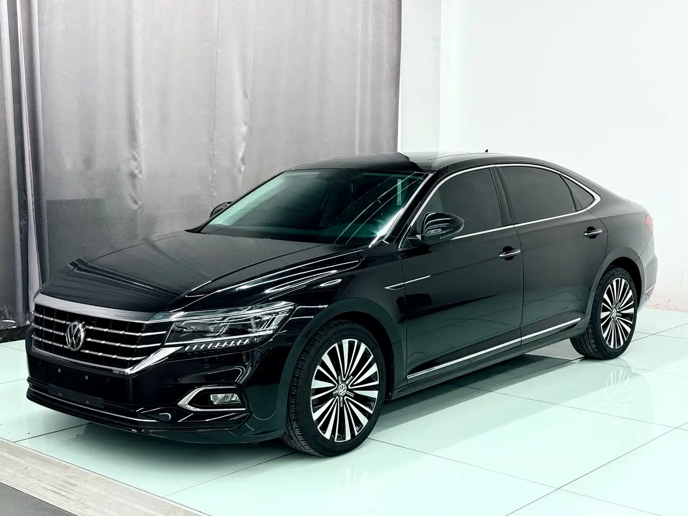 Volkswagen Passat 2020 330TSI Luxury Edition China VI фото 2