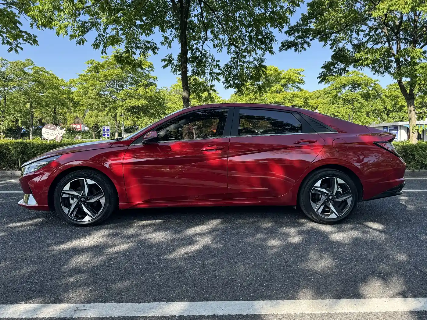 Hyundai Elantra 2021 1.5L CVT LUX Premium Edition фото 2
