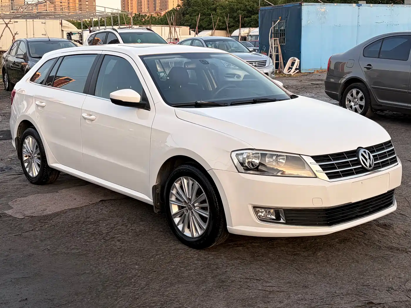 Volkswagen Lavida Tour 2013 1.6L Manual Comfort фото 3