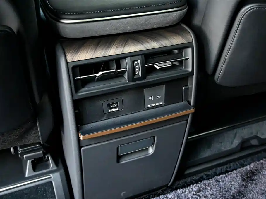 Lexus LM 2023 500h 6-Seater Prestige Edition фото 39