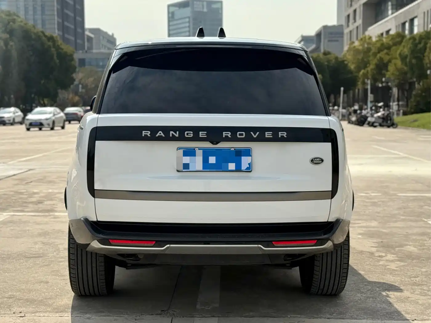 Land Rover Range Rover 2024 3.0 L6 400PS Golden Age Extended 7-Seater фото 9