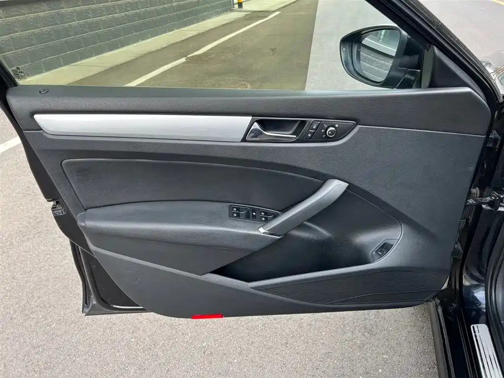 Volkswagen Passat 2015 1.8TSI Automatic Prestige Edition фото 9