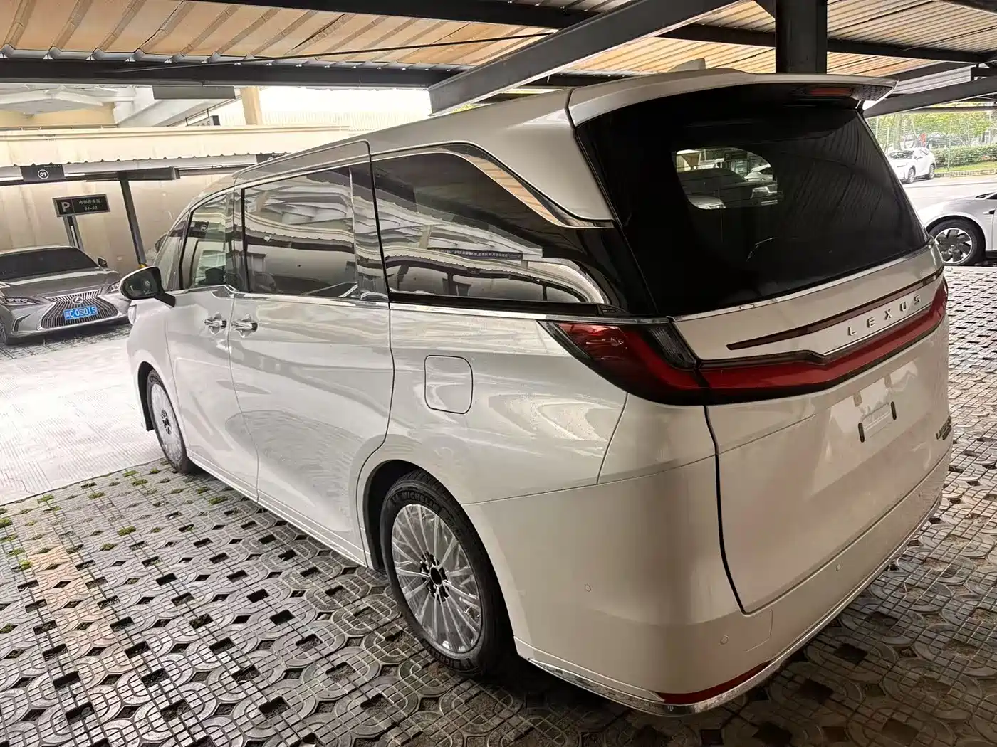 Lexus LM 2025 Model 500h Four-Seater Imperial Edition фото 11