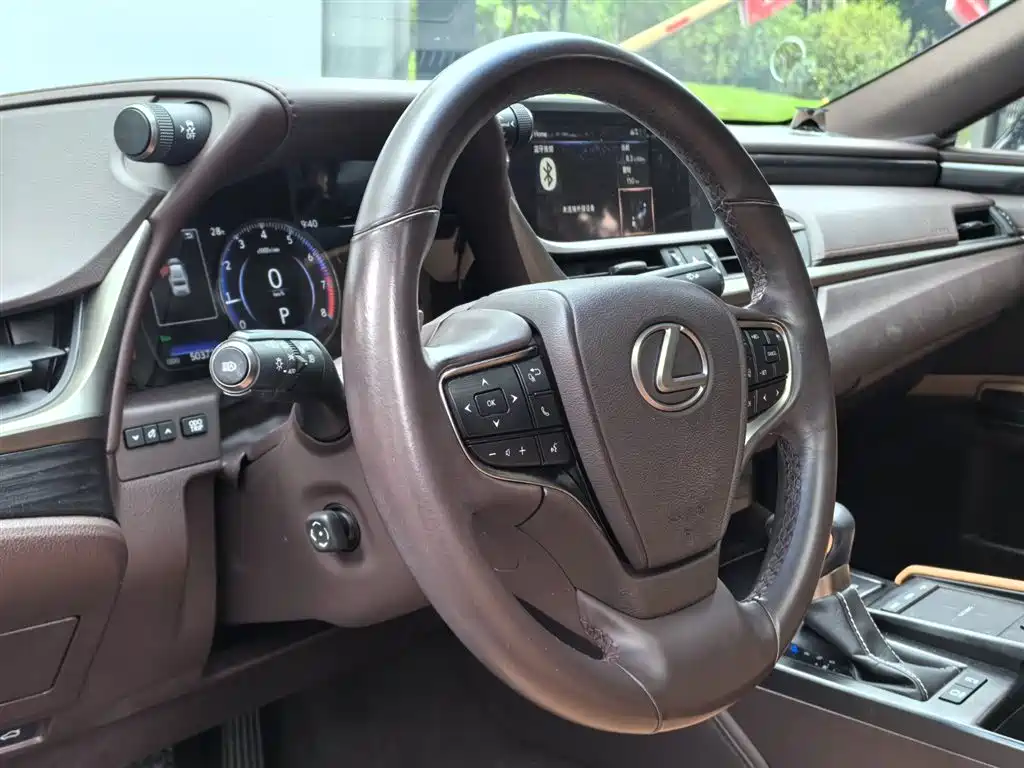 Photo 8 - Lexus ES