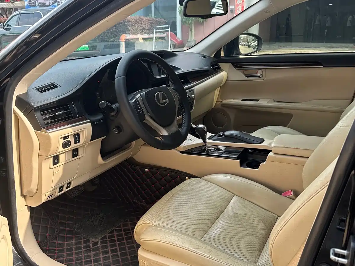 Фото 8 - Lexus ES