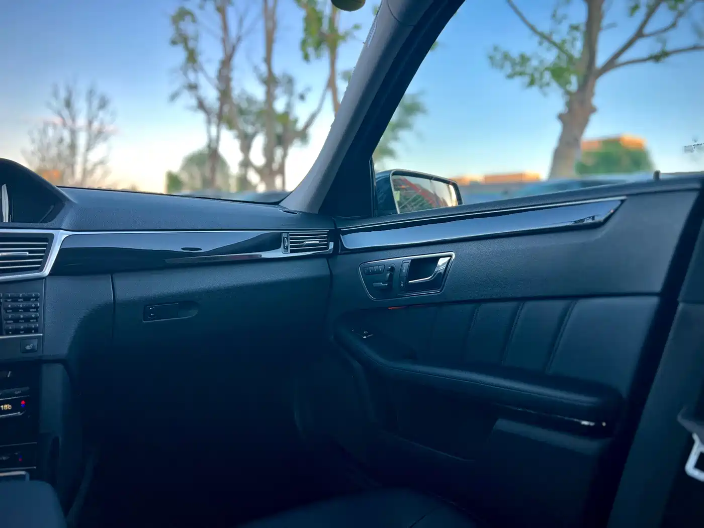 Mercedes-Benz E-Class 2010 E 300 L Fashion фото 28