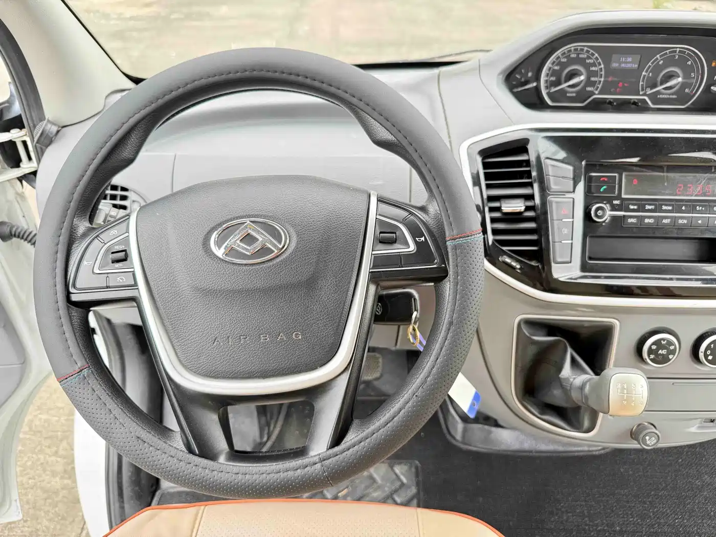 SAIC Maxus Xintu V80 2019 2.0T Plus 6MT Aoyun Short Wheelbase Ultra-low Roof 5/6-seater фото 16