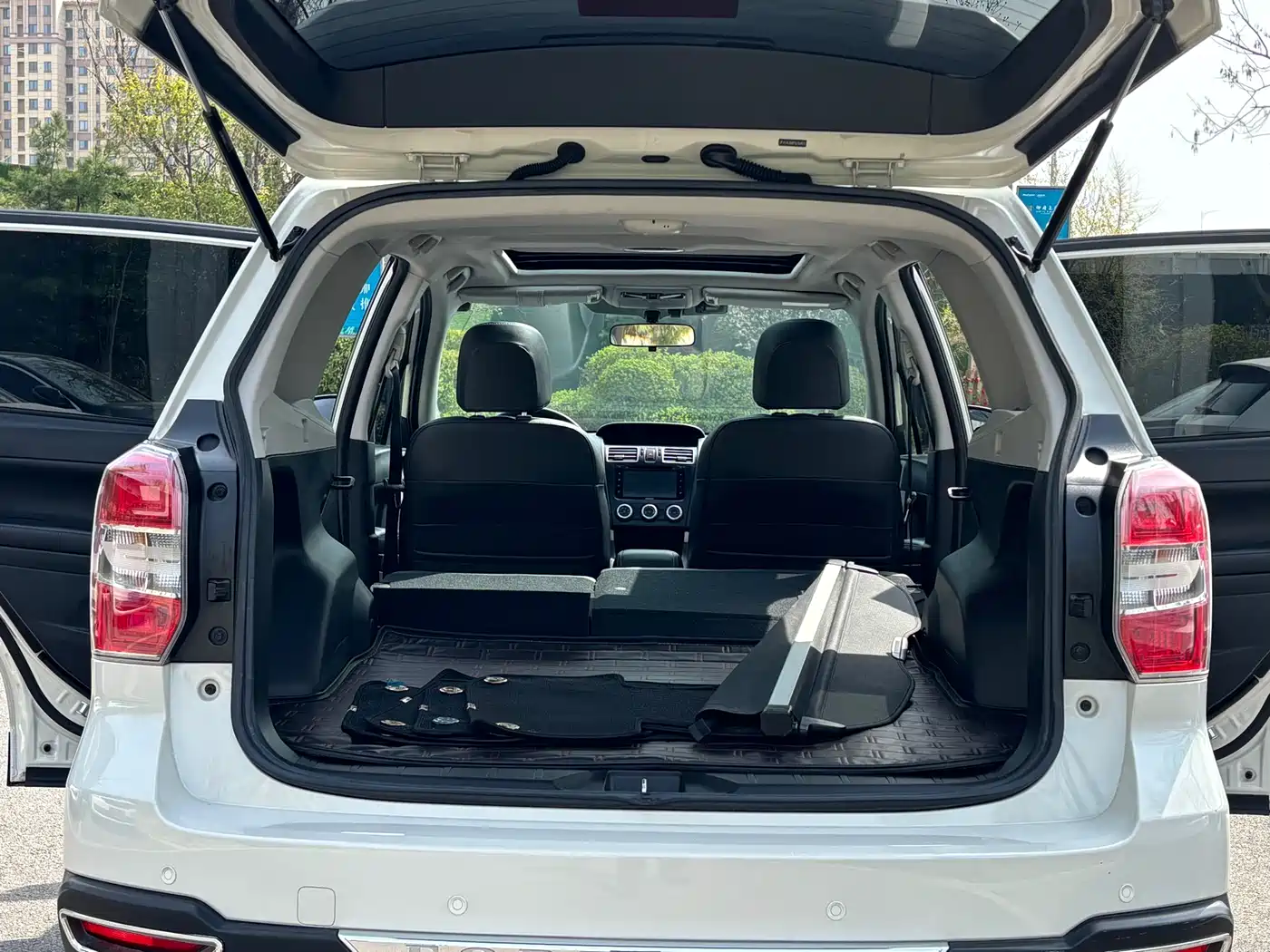 Subaru Forester 2015 2.0i Special Commemorative Edition фото 15