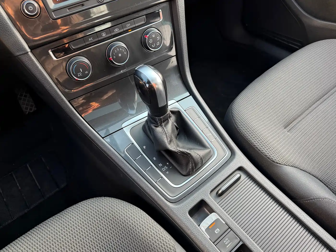 Volkswagen Golf 2017 1.6L Auto Comfort Millionth Edition фото 19